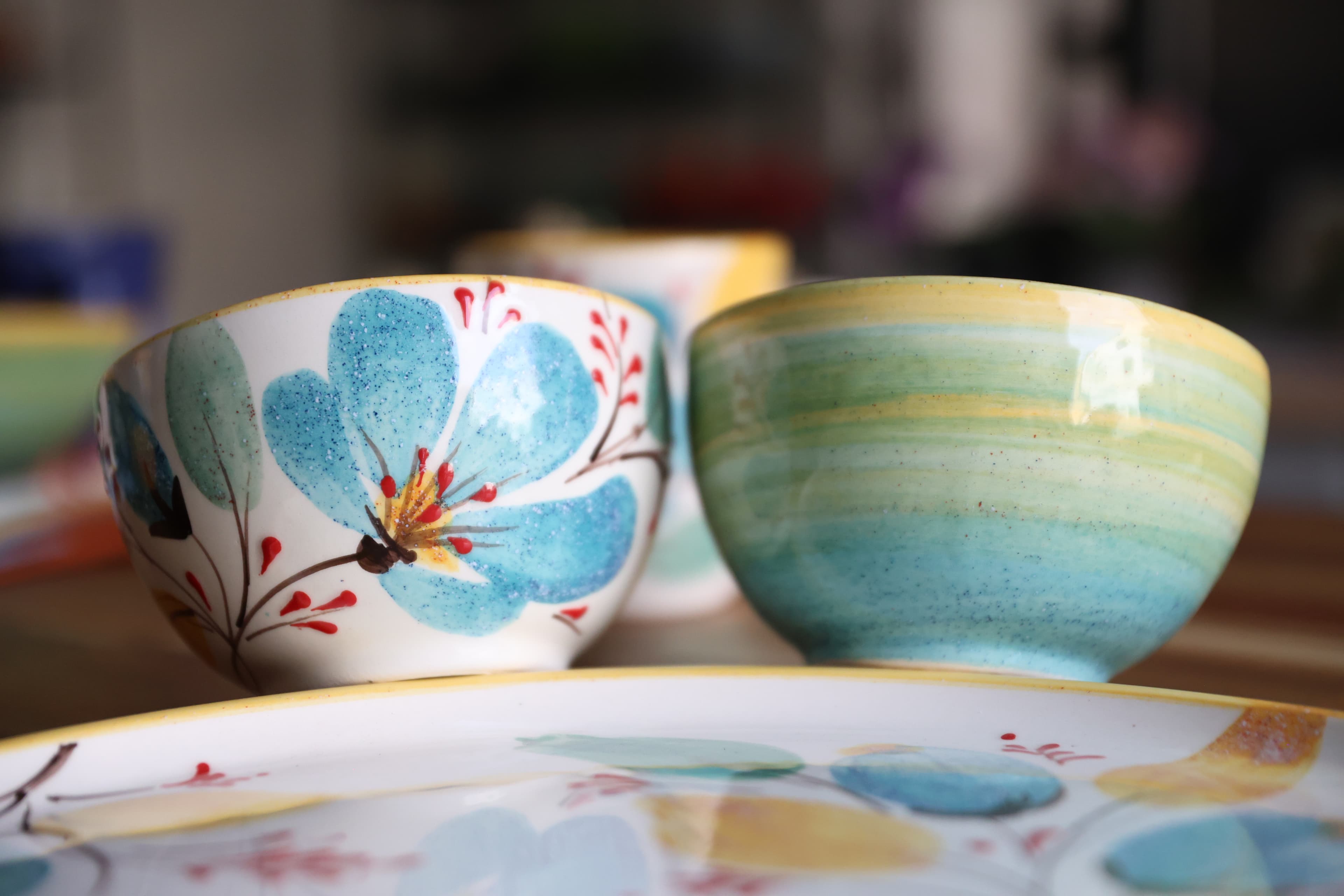 Cuencos pintados a mano en primer plano