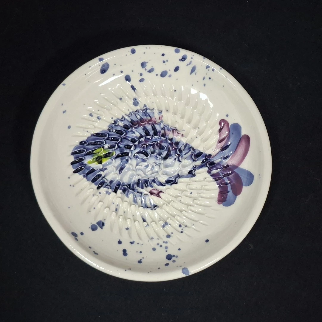Plato rasca ajos diseño Pez Azul