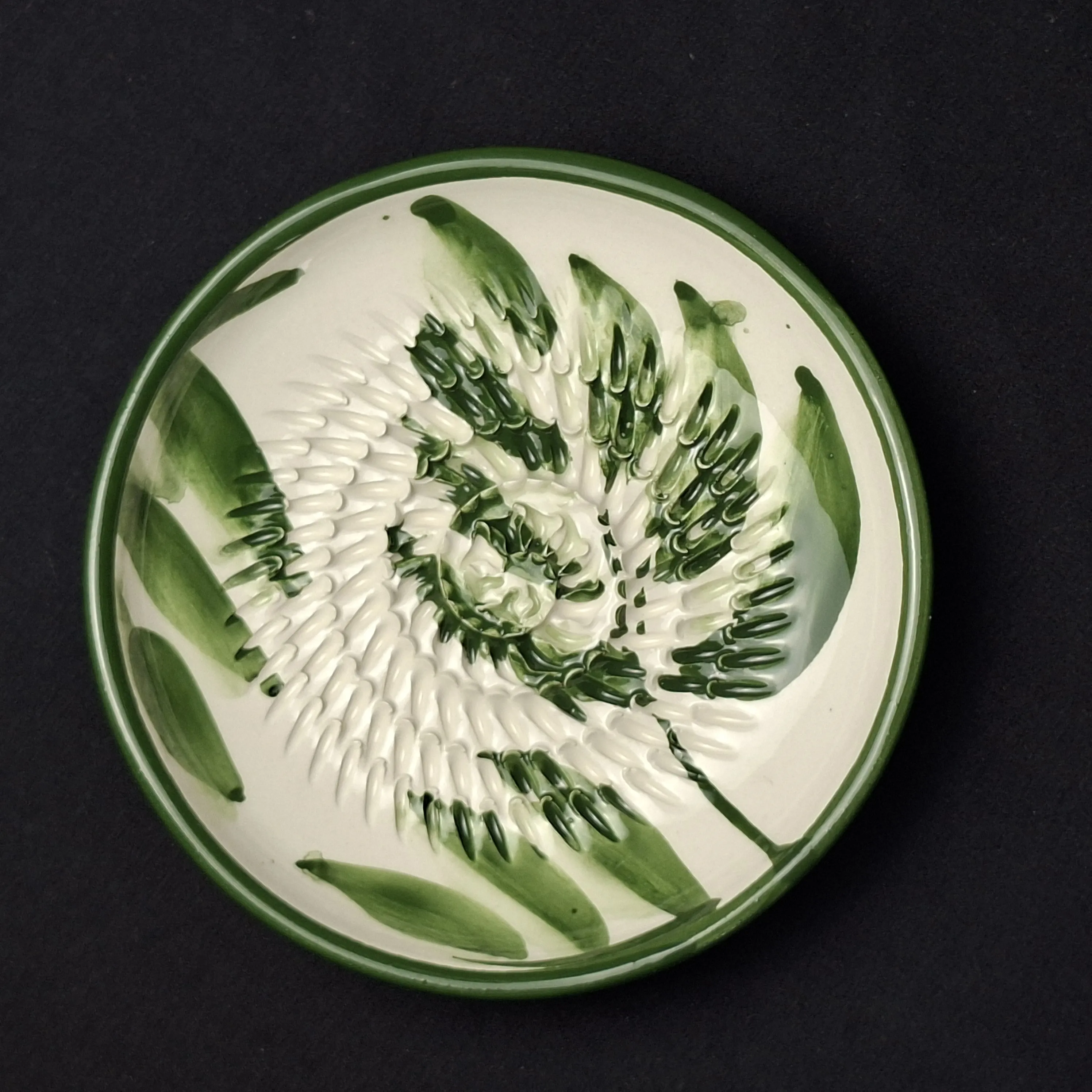 Plato rasca ajos diseño Hojas Verdes