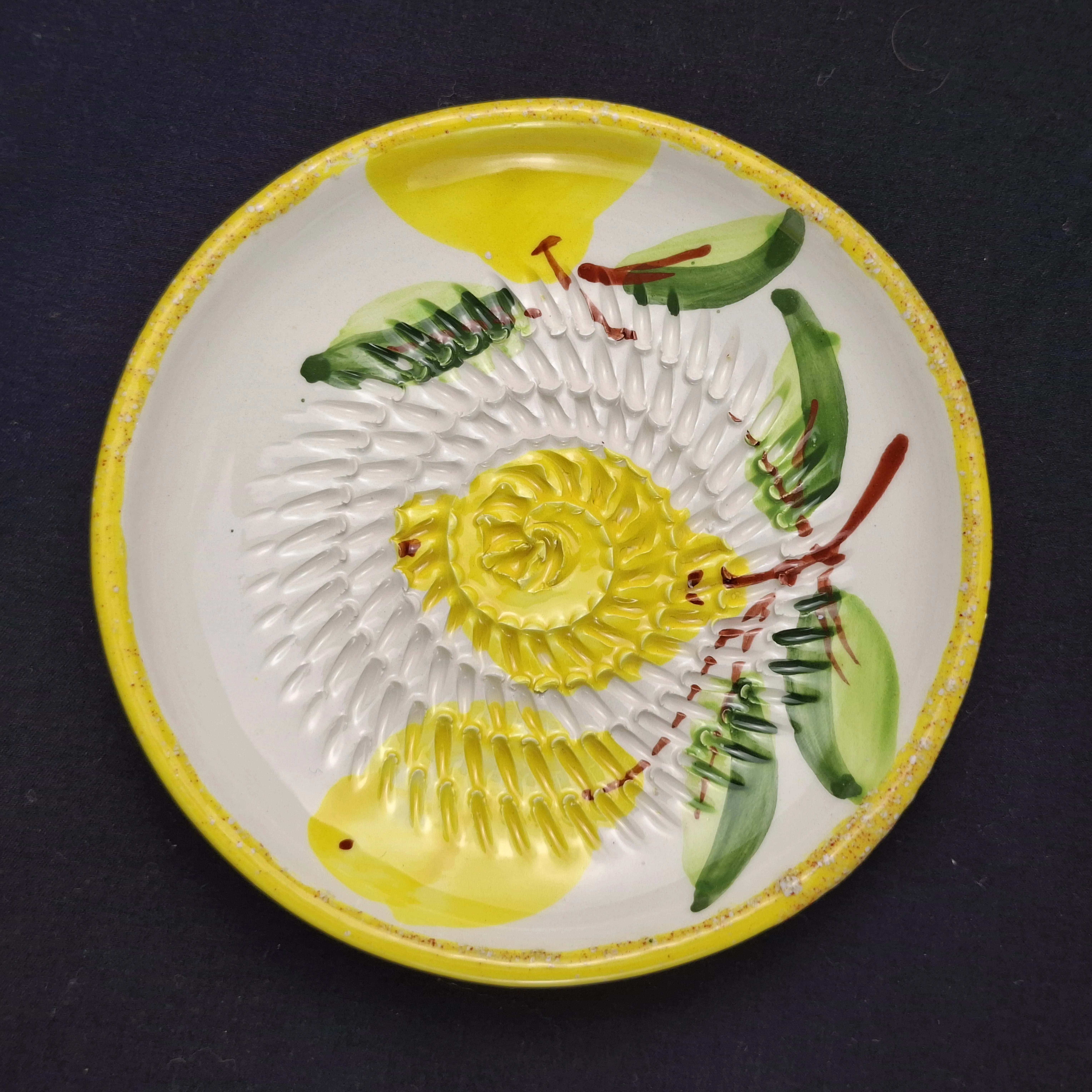 Plato rasca ajos diseño Limón