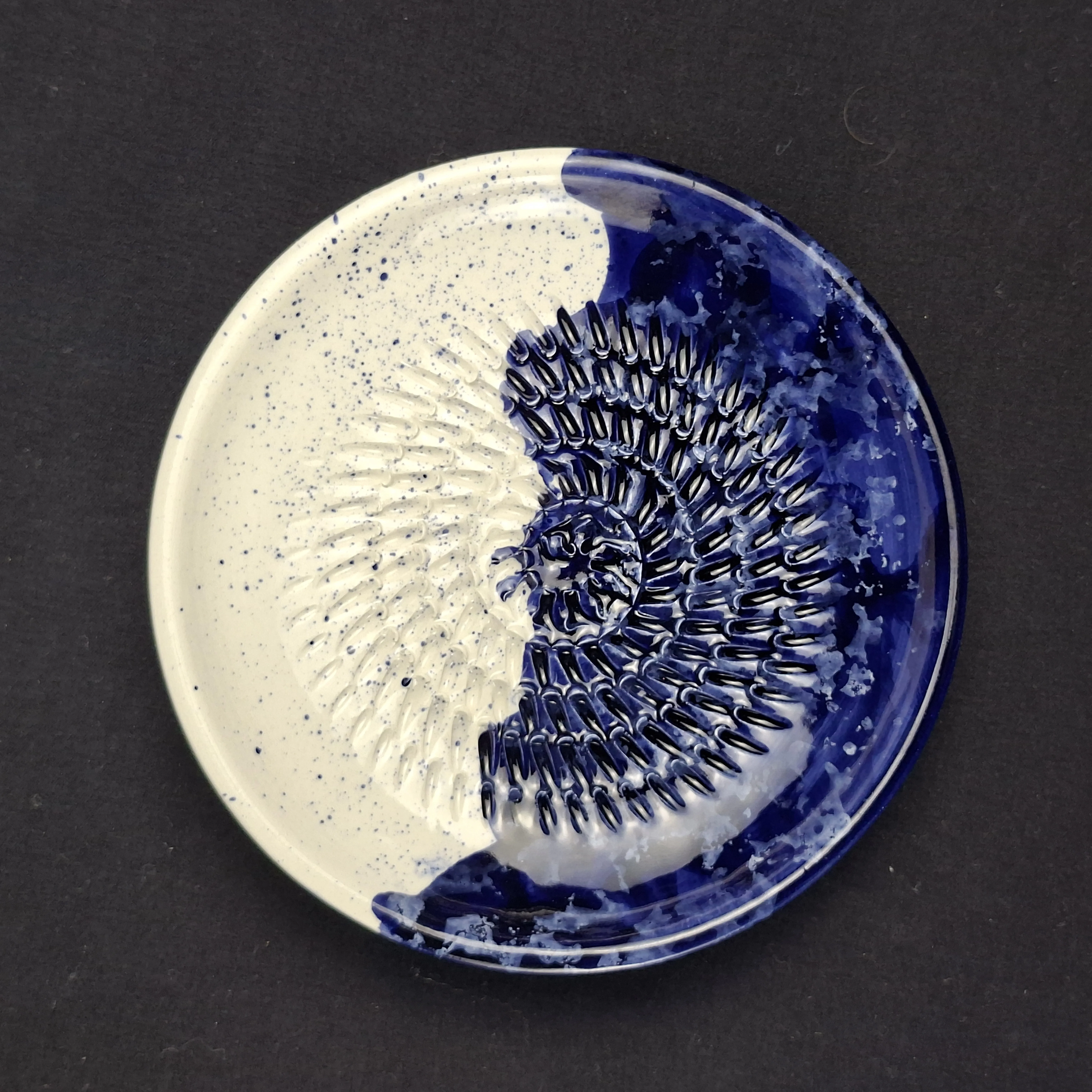 Plato rasca ajos diseño Olas